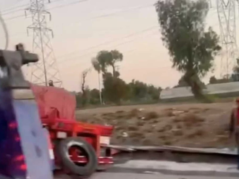 Vuelca tráiler cargado de cemento en la Puebla-Orizaba y los pobladores hacen rapiña