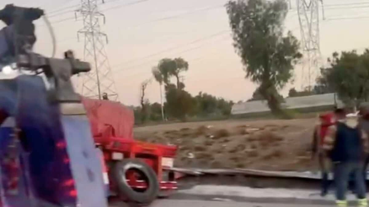 Vuelca tráiler cargado de cemento en la Puebla-Orizaba y los pobladores hacen rapiña