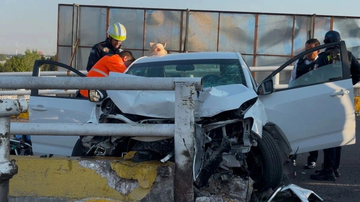 Se roban un auto de agencia y lo chocan en el distribuidor de la CAPU