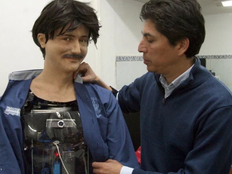 Egresado de la BUAP avanza en el desarrollo de robots con expresiones faciales humanas