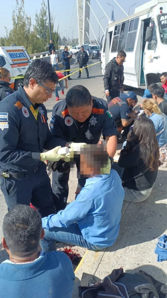 Este lunes, ocurrió un choque de la ruta 21 en la Calzada Ignacio Zaragoza, dejando 8 pasajeros heridos.