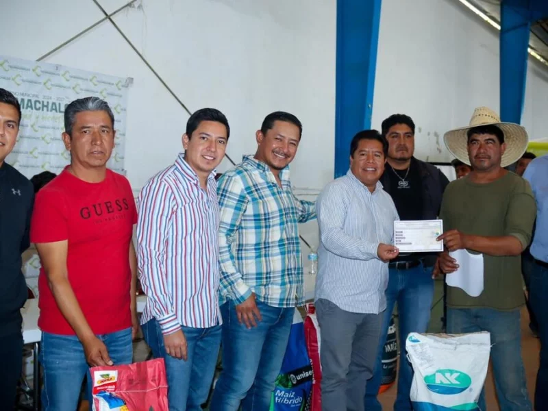 Entrega Mateo Hernández semilla de maíz a más de 2 mil productores de la región en Tecamachalco