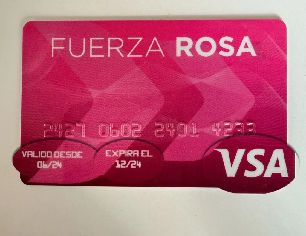 Esta es la tarjeta bancaria “Fuerza Rosa”, falsa por supuesto, que Juan Lira “El Moco” entregó a los pobladores de Chignahuapan en la elección del 2024.