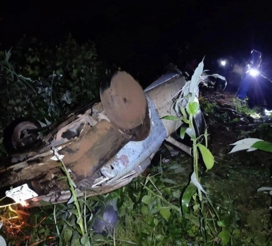 Un taxi cayó a una barranca en Hueytamalco.