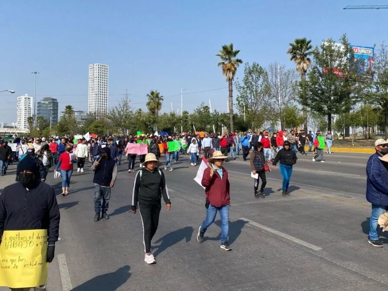 La 28 de Octubre desquicia la Vía Atlixcáyotl, pide que dejen operar sus “taxis pirata”  