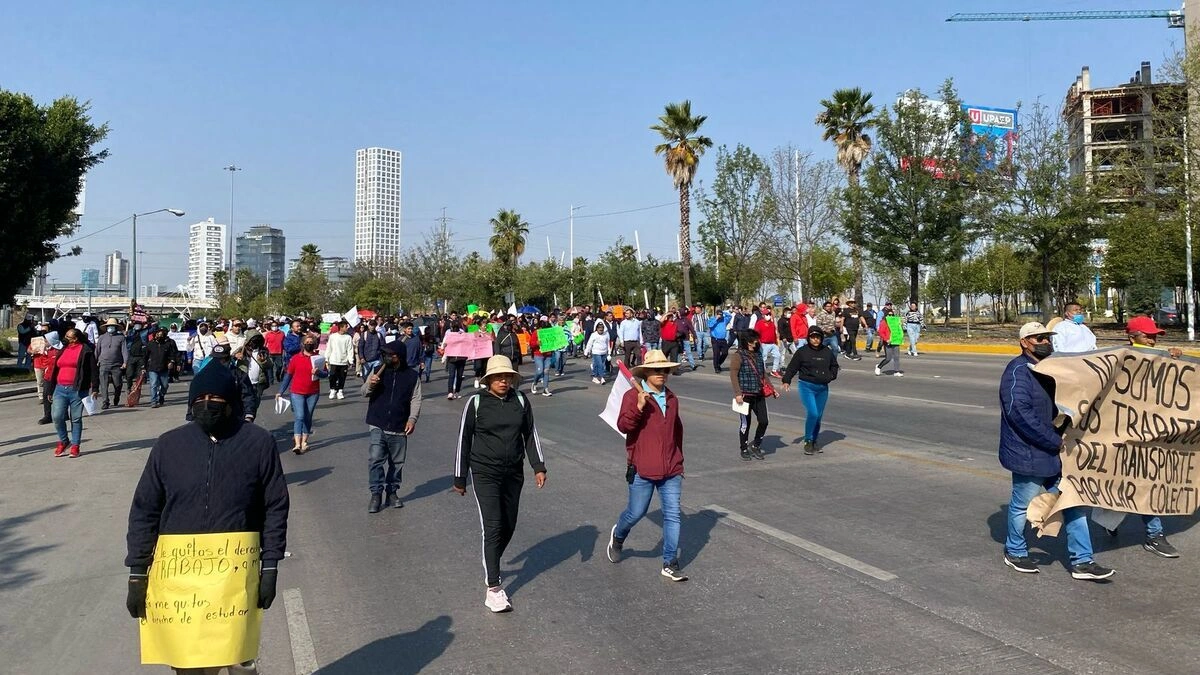 La 28 de Octubre desquicia la Vía Atlixcáyotl, pide que dejen operar sus “taxis pirata”  