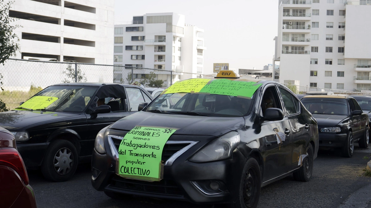 El negociazo de la 28 de Octubre: 35 mil personas usan taxis pirata en Periférico y Lomas 