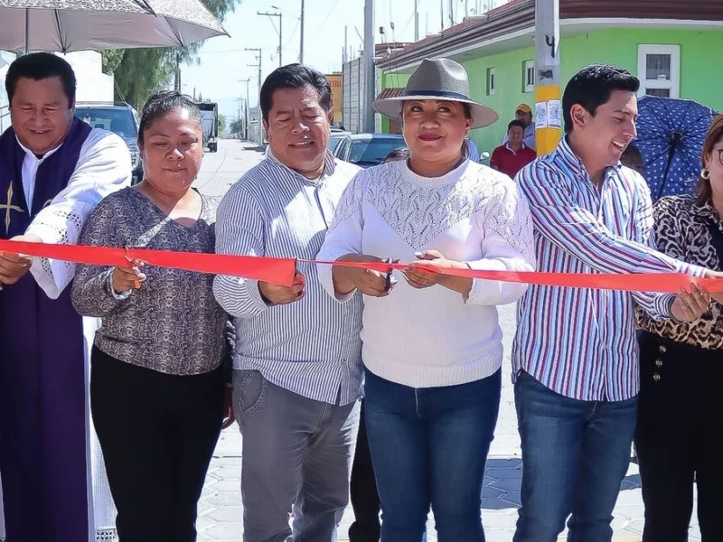 Mateo Hernández realiza entrega de calle pavimentada en Santiago Alseseca en Tecamachalco