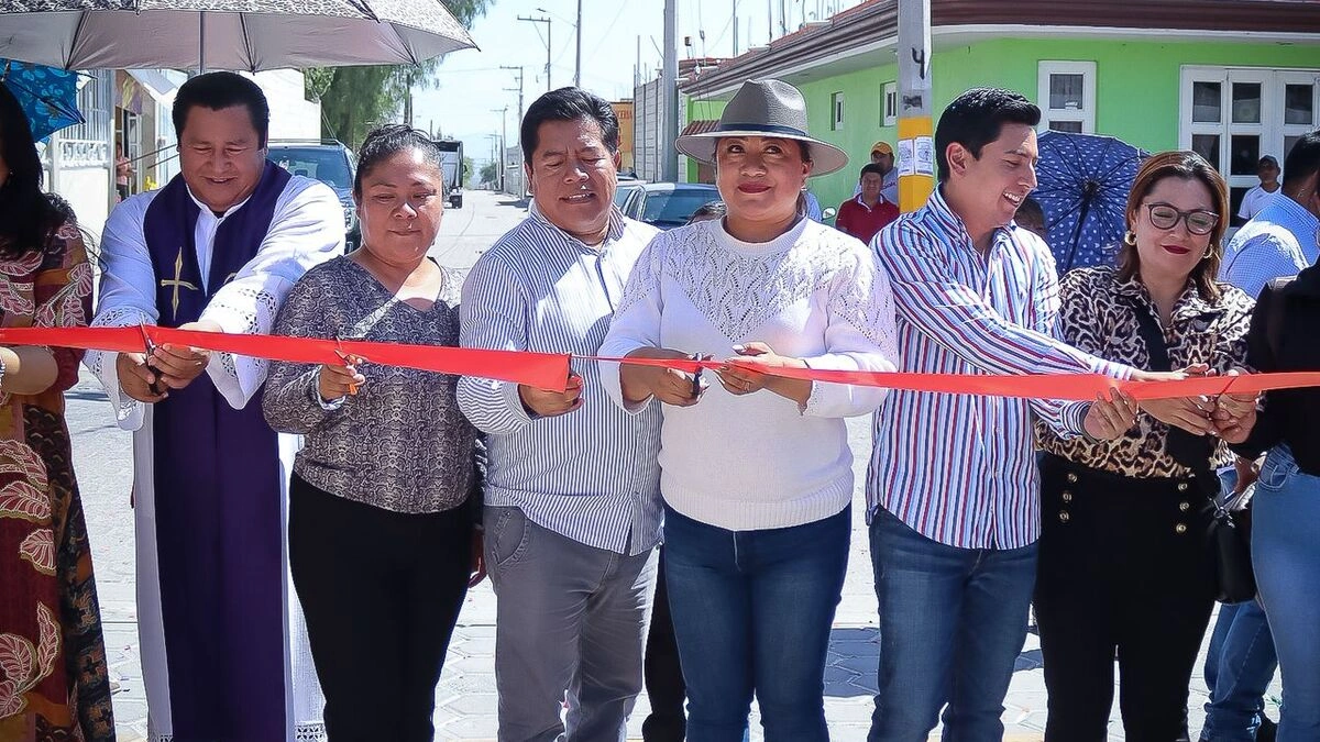 Mateo Hernández realiza entrega de calle pavimentada en Santiago Alseseca en Tecamachalco
