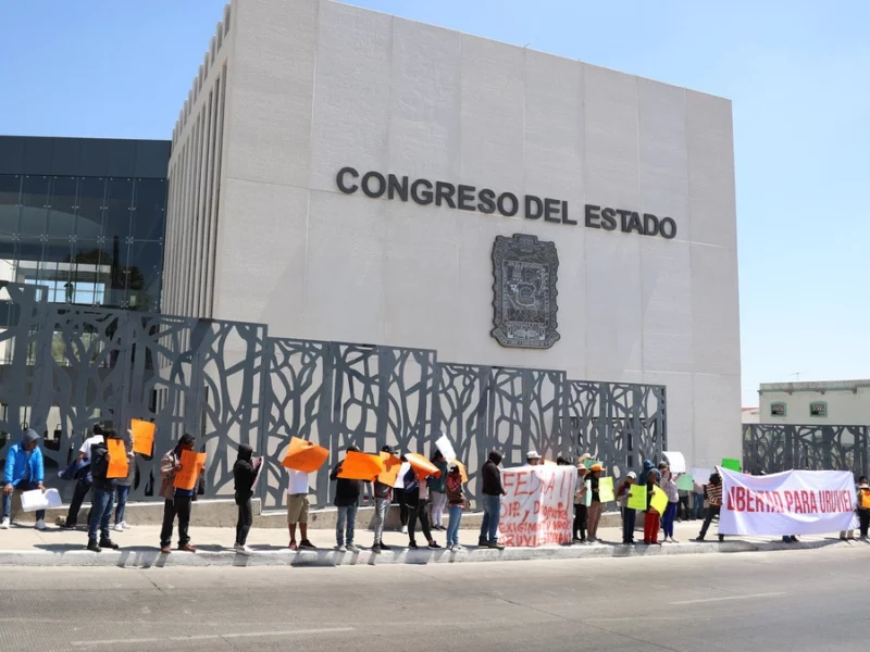 Habitantes de Serdán y Tlachichuca bloquean el Congreso tras detención de los Vieyra  