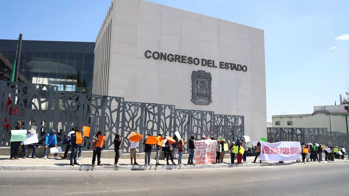 Habitantes de Serdán y Tlachichuca bloquean el Congreso tras detención de los Vieyra  