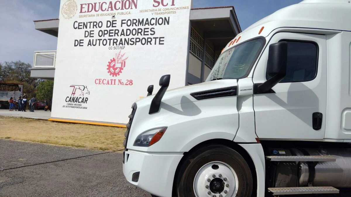 Capacitarán a migrantes poblanos para que puedan trabajar como transportistas en la Canacar 