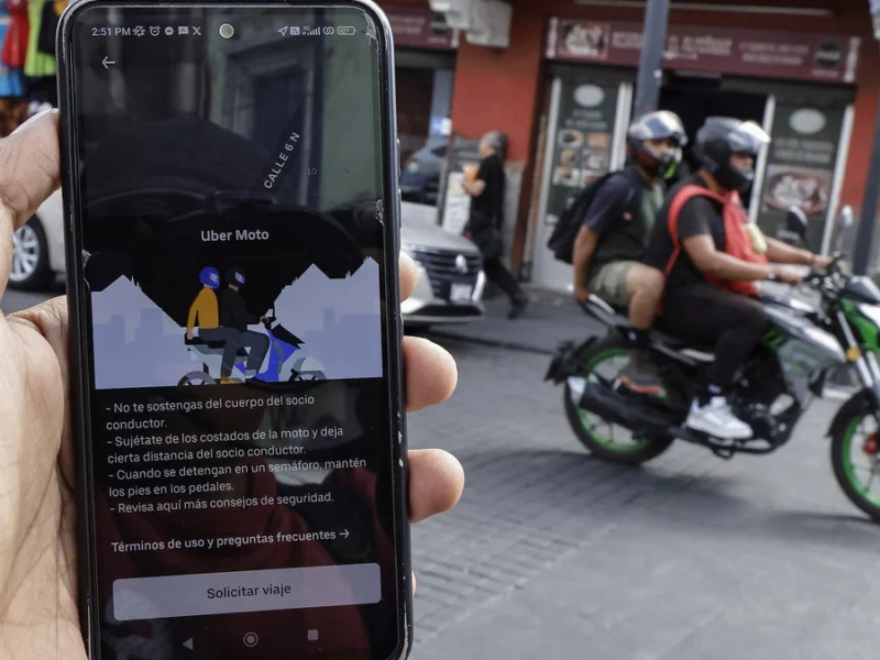 Hasta 57 mil pesos la multa por conducir una Uber Moto en Puebla 