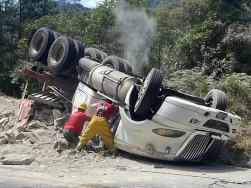 Volcadura de tráiler en la Acuaco-Zacapoaxtla deja dos lesionados