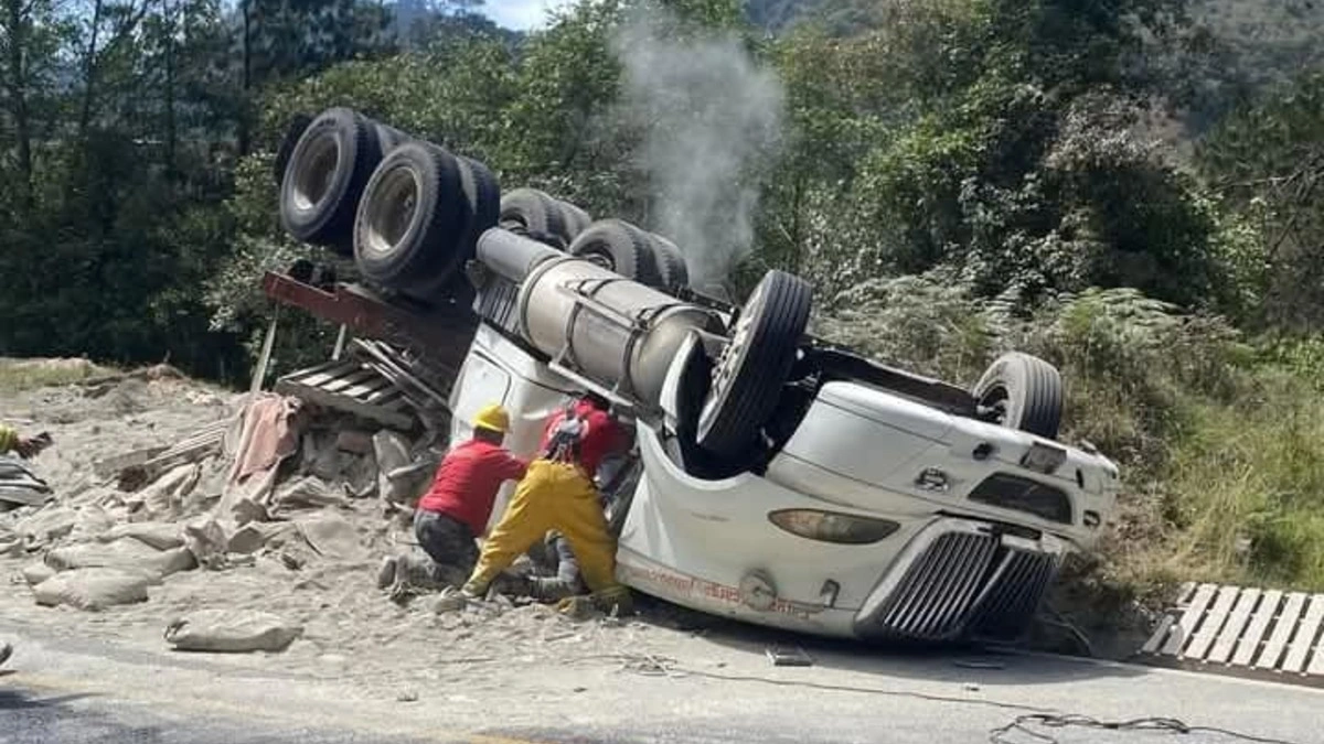 Volcadura de tráiler en la Acuaco-Zacapoaxtla deja dos lesionados