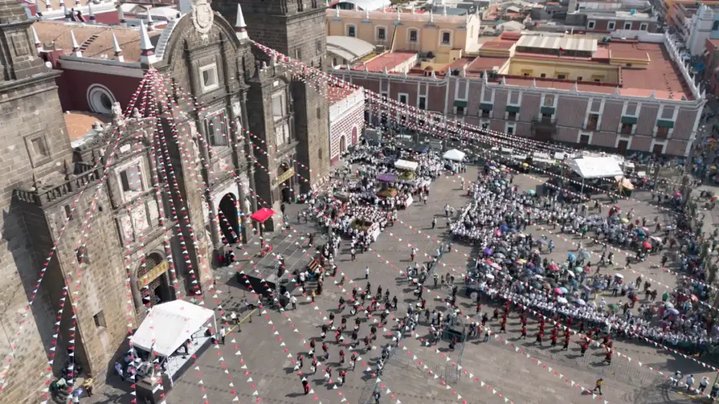 Toma con dron de los asistentes a la Procesión de Viernes Santo en el atrio de la Catedral de Puebla.