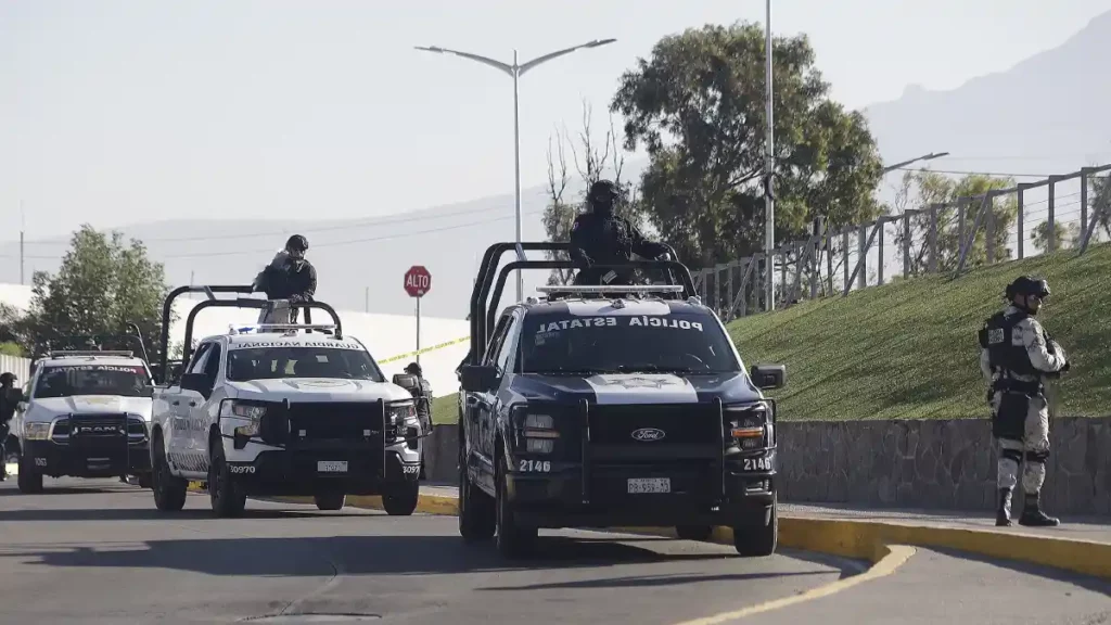 Abandonan camioneta con cadáveres en la zona de Los Fuertes.