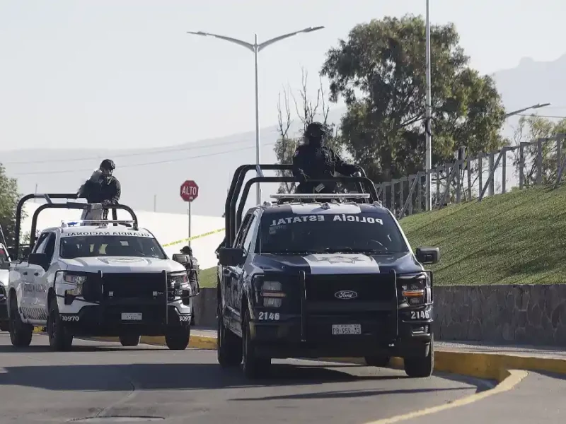 Abandonan camioneta con cadáveres en la zona de Los Fuertes.