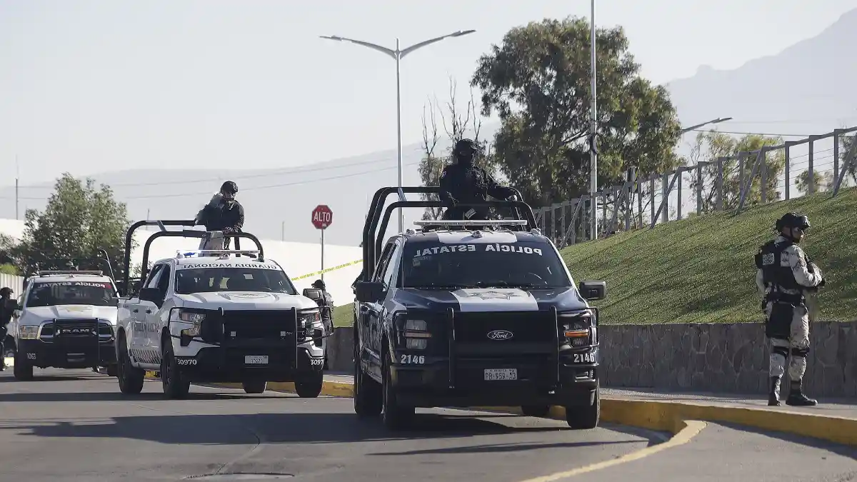 Abandonan camioneta con cadáveres en la zona de Los Fuertes.