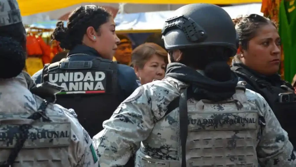 Elementos de la Guardia Nacional y de la Unidad Canina en las juntas auxiliares donde se decomisó alcohol.