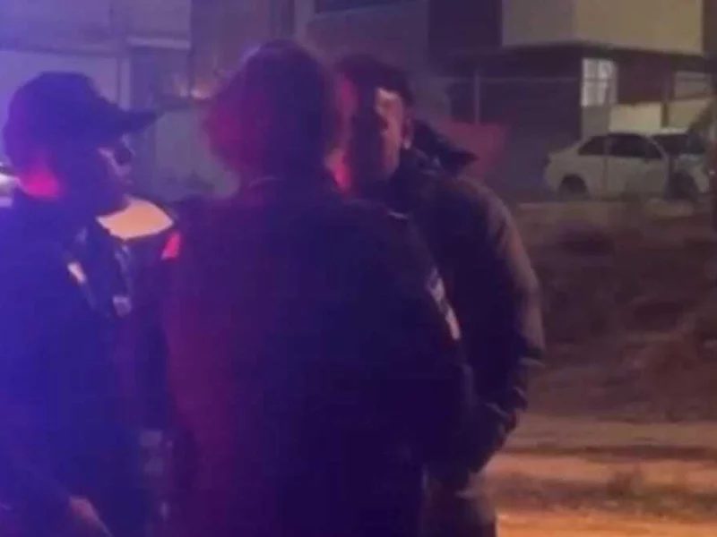 Policía estatal golpea y arrastra a su expareja en Galaxia La Calera 