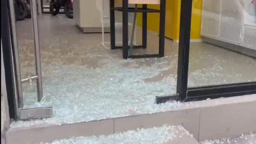 En el MacroPay de Plaza Dorada se ofertan motocicletas y teléfonos móviles a crédito,