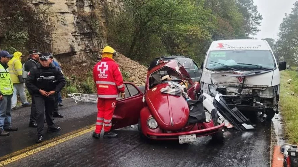 Dos maestras murieron en el accidente en la México-Tuxpan.
