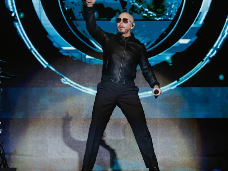 Pitbull lleva la fiesta latina y pone a bailar a todos en la Feria de Puebla 2025