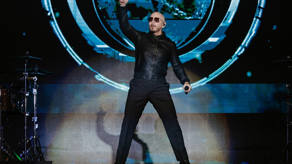 Pitbull lleva la fiesta latina y pone a bailar a todos en la Feria de Puebla 2025