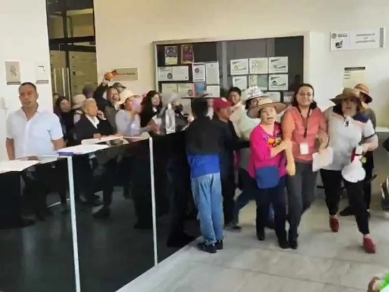 Minuto a minuto: toman las instalaciones del SAT en Puebla  