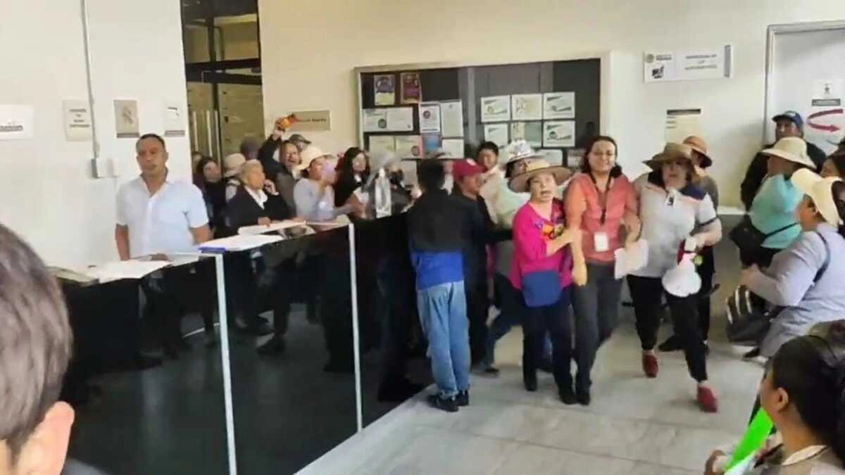 Minuto a minuto: toman las instalaciones del SAT en Puebla  
