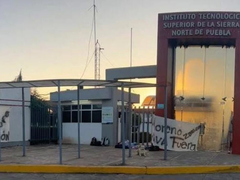 Estudiantes toman el Tecnológico de la Sierra Norte ubicado en Zacatlán 