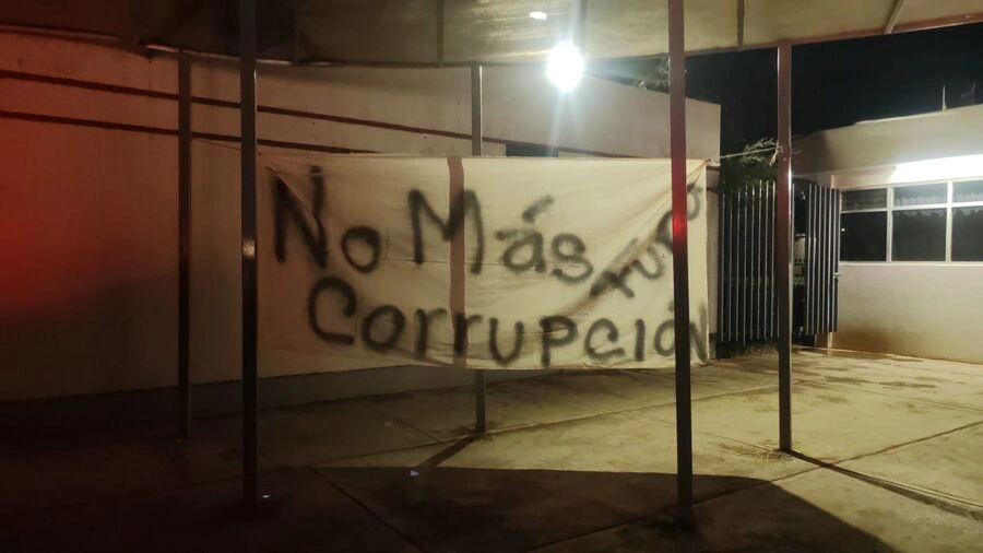 Durante la noche del 8 de abril, estudiantes del Tecnológico de Zacatlán tomaron las instalaciones.
