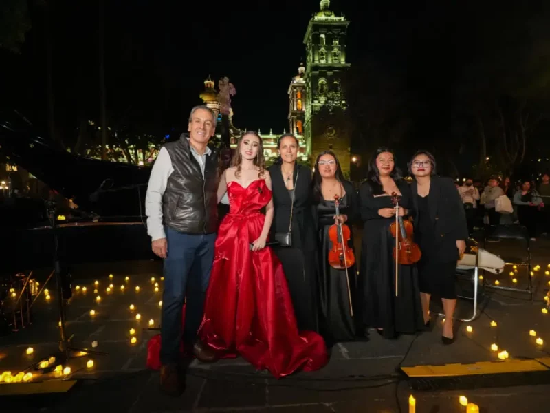 Se ilumina el corazón de Puebla con concierto "Zócalo entre velas"