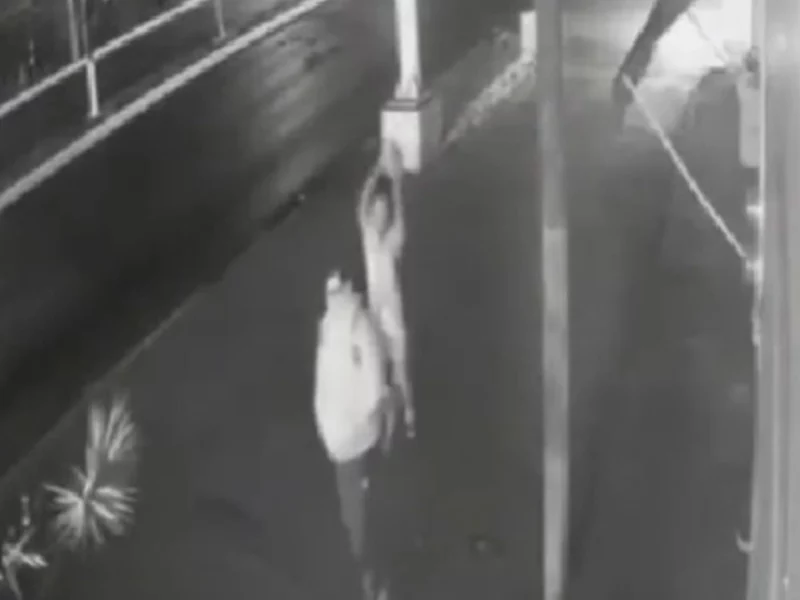 VIDEO: Hombre ataca a dos personas con una piedra sobre la federal Puebla-Amozoc