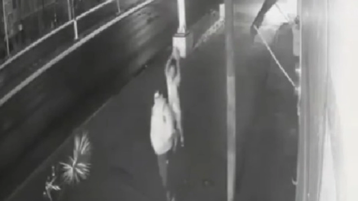 VIDEO: Hombre ataca a dos personas con una piedra sobre la federal Puebla-Amozoc