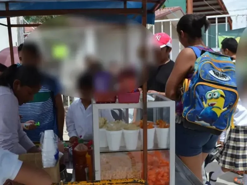 Ayuntamiento de Puebla va contra ambulantes que venden chatarra afuera de las escuelas
