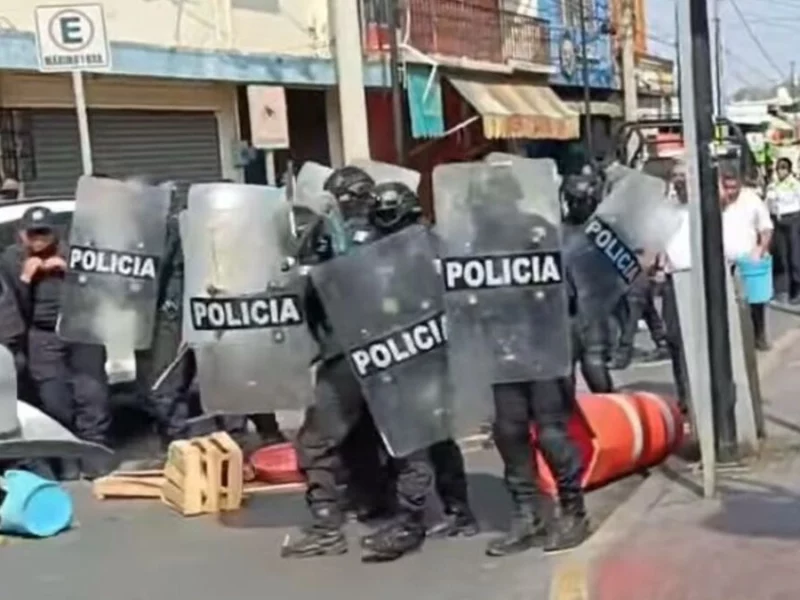 Enfrentamiento entre ambulantes y granaderos deja tres heridos en Izúcar de Matamoros