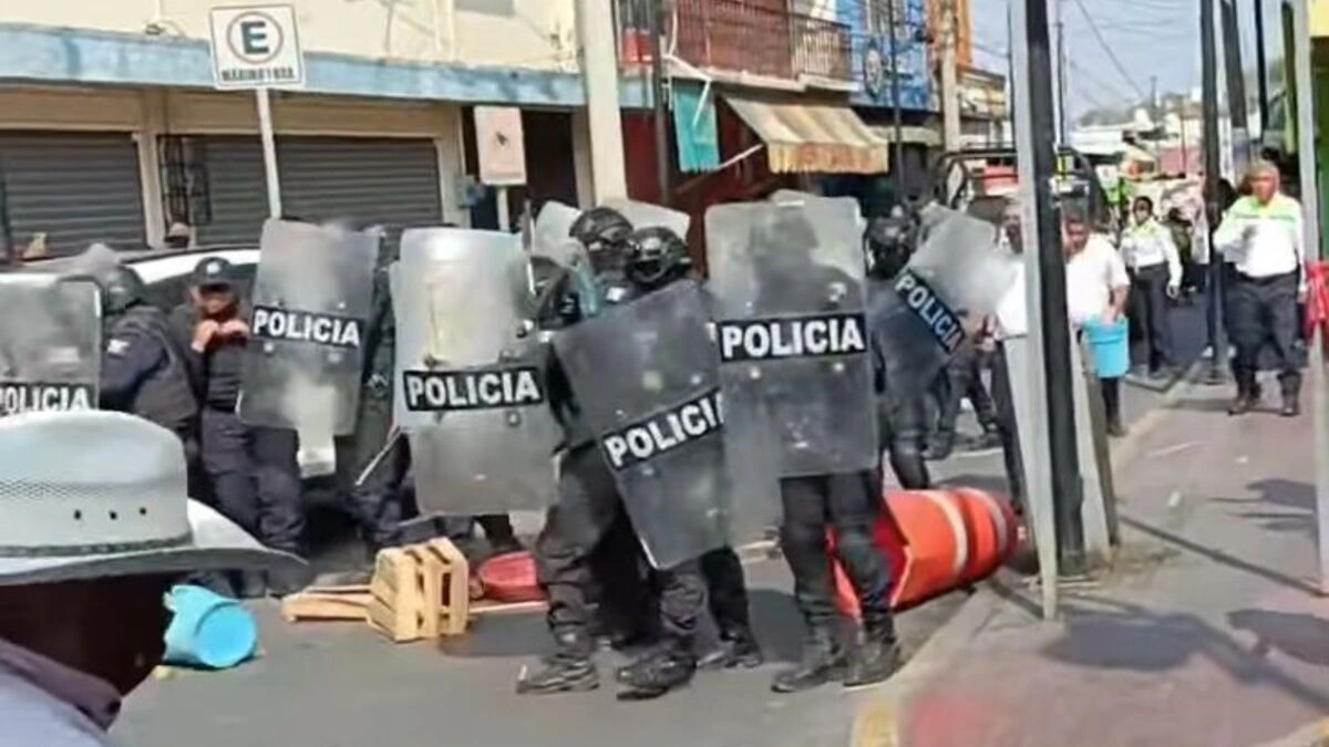 Enfrentamiento entre ambulantes y granaderos deja tres heridos en Izúcar de Matamoros