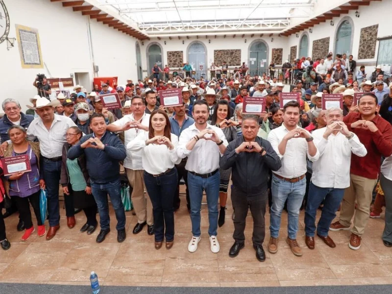 Gobierno entrega apoyos a productores de municipios afectados por heladas en Puebla 