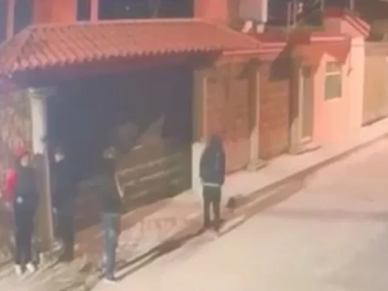 VIDEO: Roban en casa de San Francisco Totimehuacan y huyen echando tiros al aire