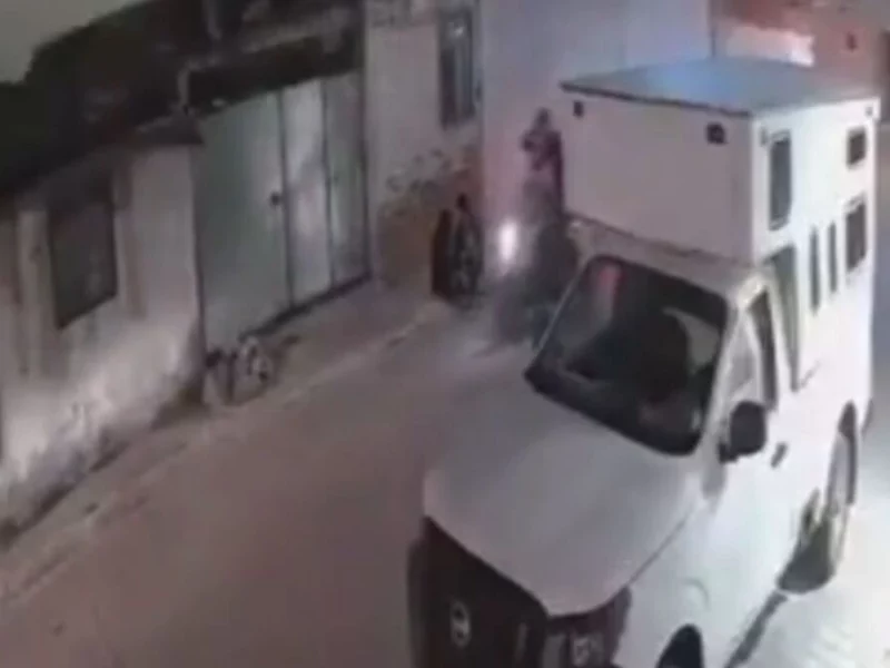 VIDEO: Delincuentes en motocicleta asaltan a novios en Loma Bella