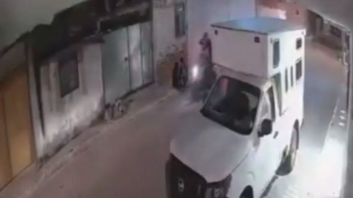 VIDEO: Delincuentes en motocicleta asaltan a novios en Loma Bella