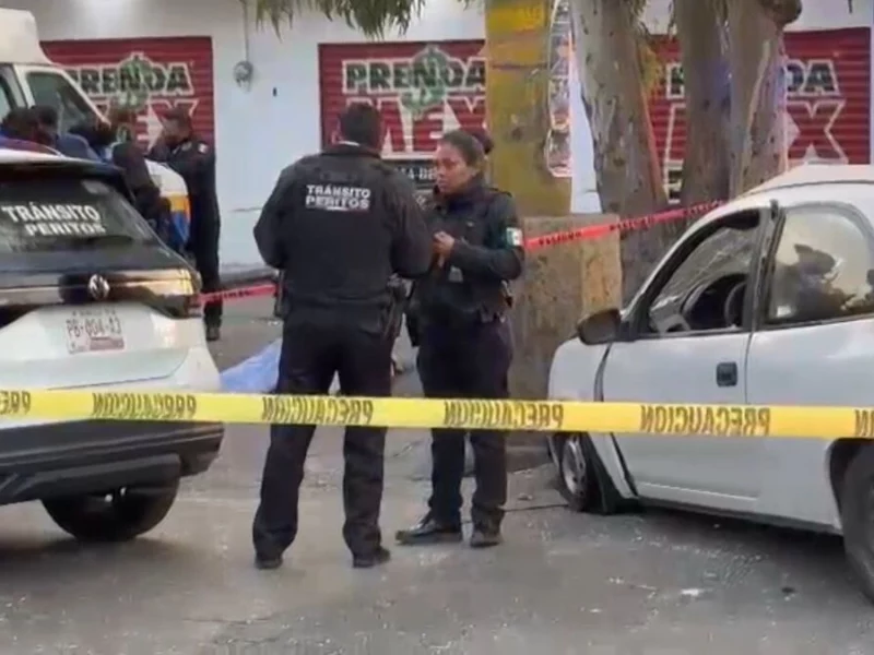 Conductor se pasa el alto y muere al ser embestido por un camión de basura en Puebla