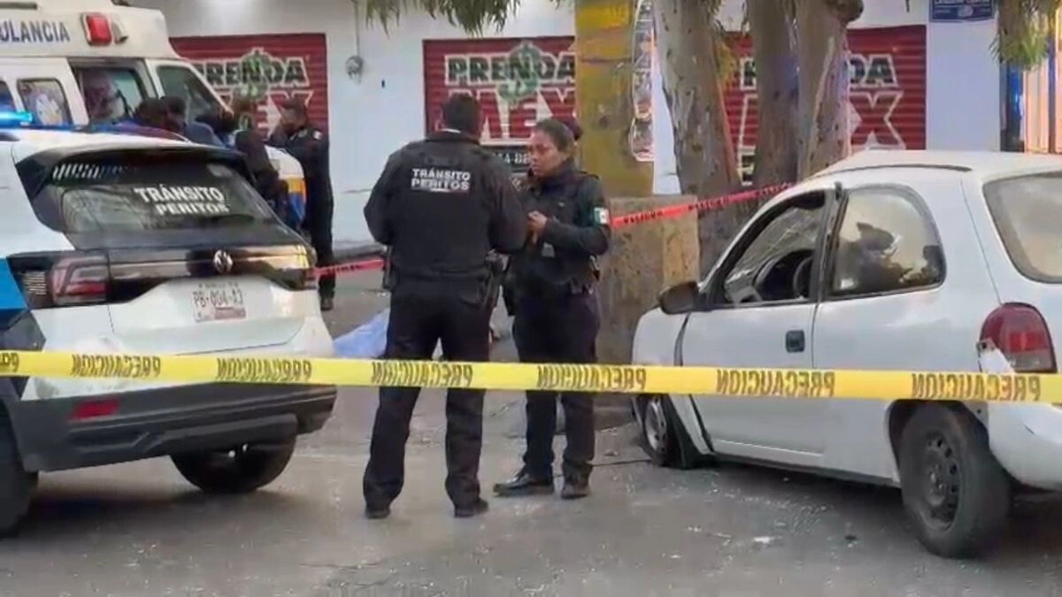 Conductor se pasa el alto y muere al ser embestido por un camión de basura en Puebla