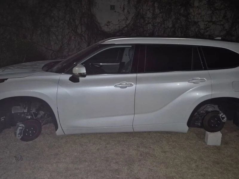 Dejan sin llantas a una camioneta al interior del salón jardín Los Fresnos