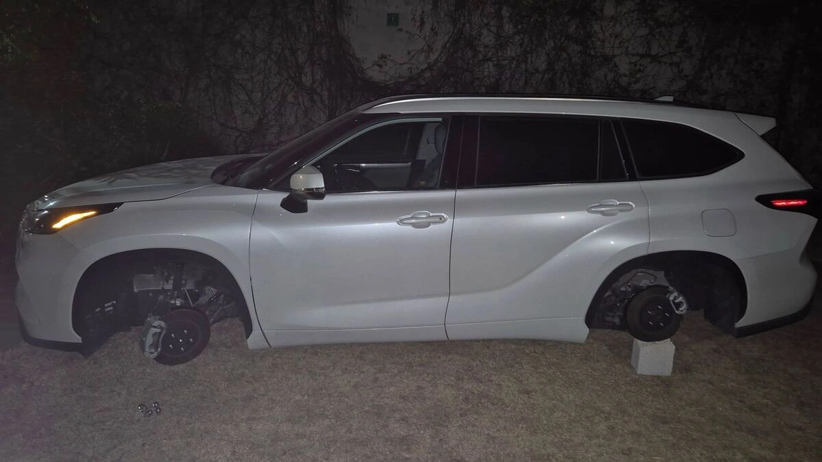 Dejan sin llantas a una camioneta al interior del salón jardín Los Fresnos