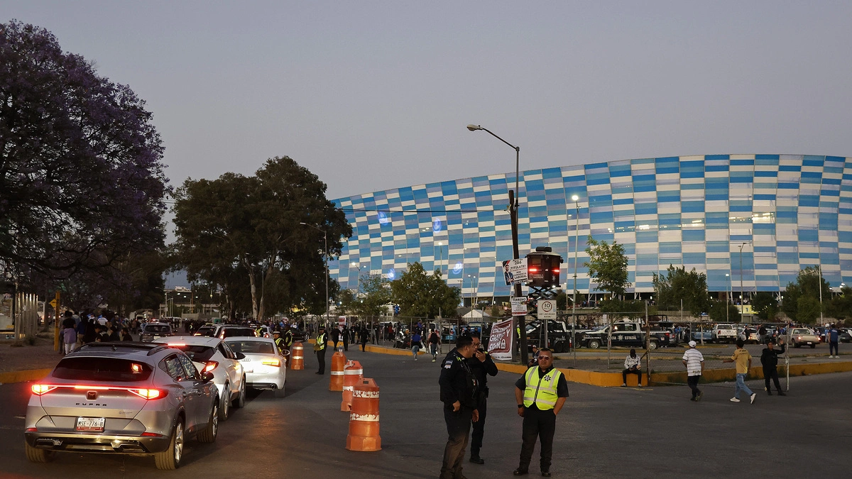 Agreden a conductor de televisión tras el Cruz Azul vs Pumas en el Cuauhtémoc 