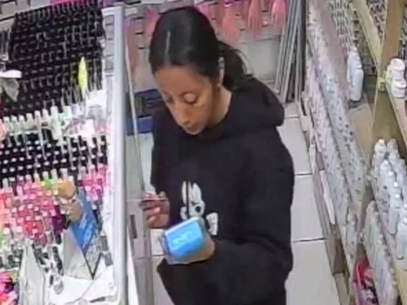 VIDEO: Empleada roba 5 mil pesos de un local de cosméticos en Los Héroes 