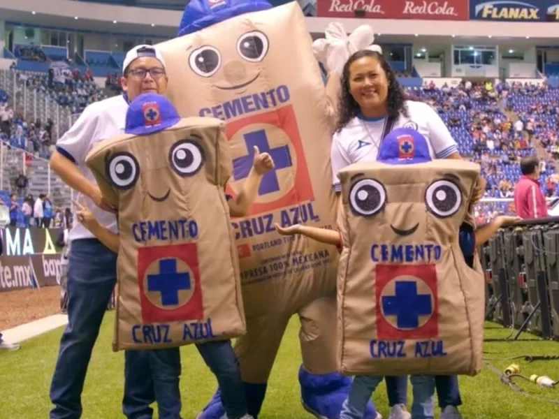 Poblanos visten de cruzazulitos a sus hijos y el equipo los lleva a partido en el Cuauhtémoc